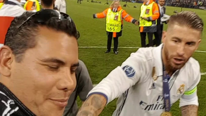 Un aficionado salta al césped y se fotografía con Ramos