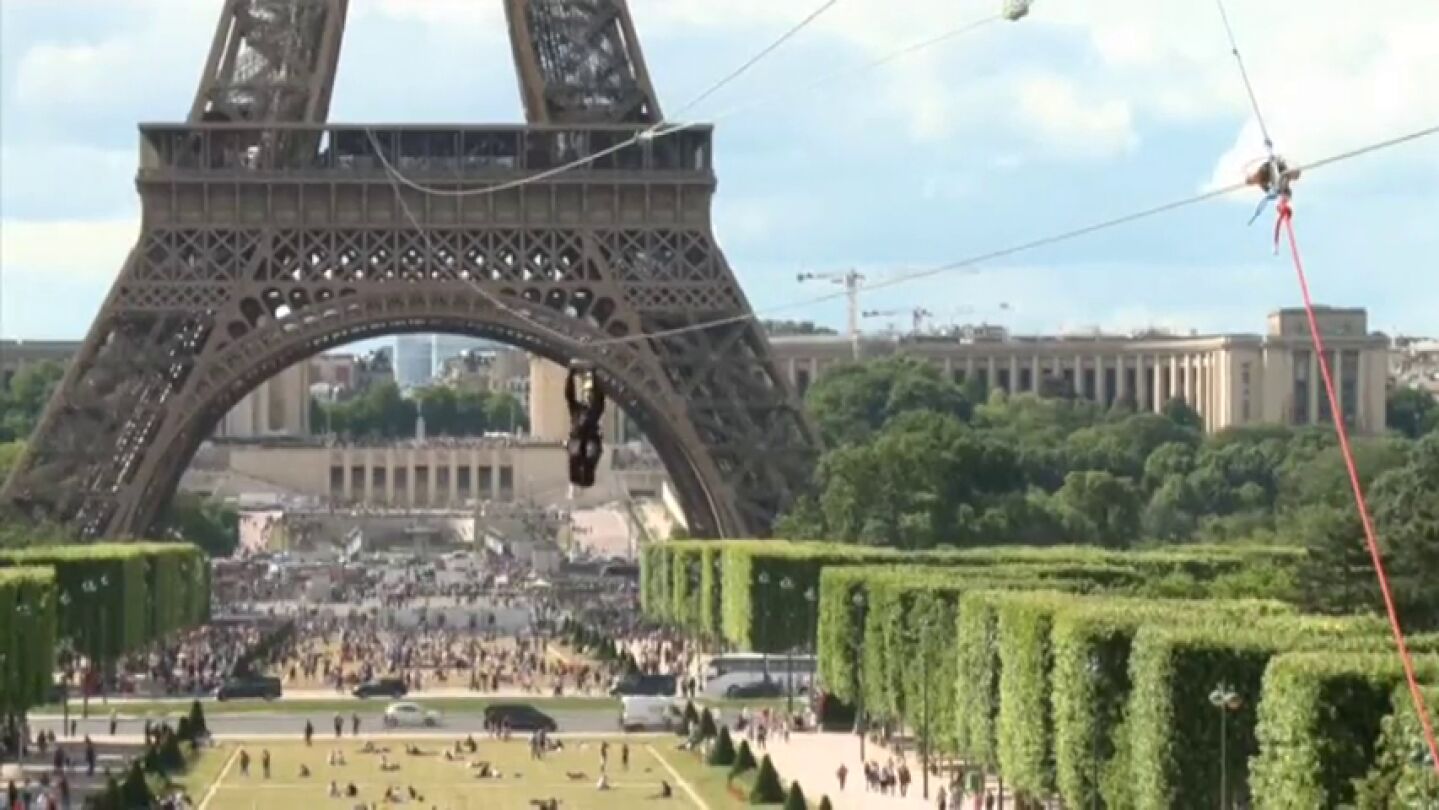 Instalan una tirolina de 800 metros en la Torre Eiffel