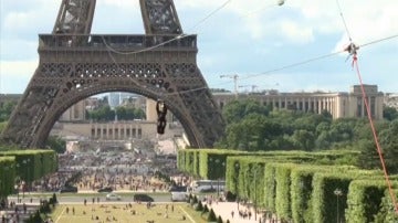 Instalan una tirolina de 800 metros en la Torre Eiffel