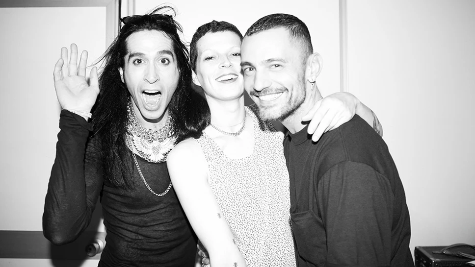 Mario Vaquerizo junto a Bimba Bosé y David Delfín