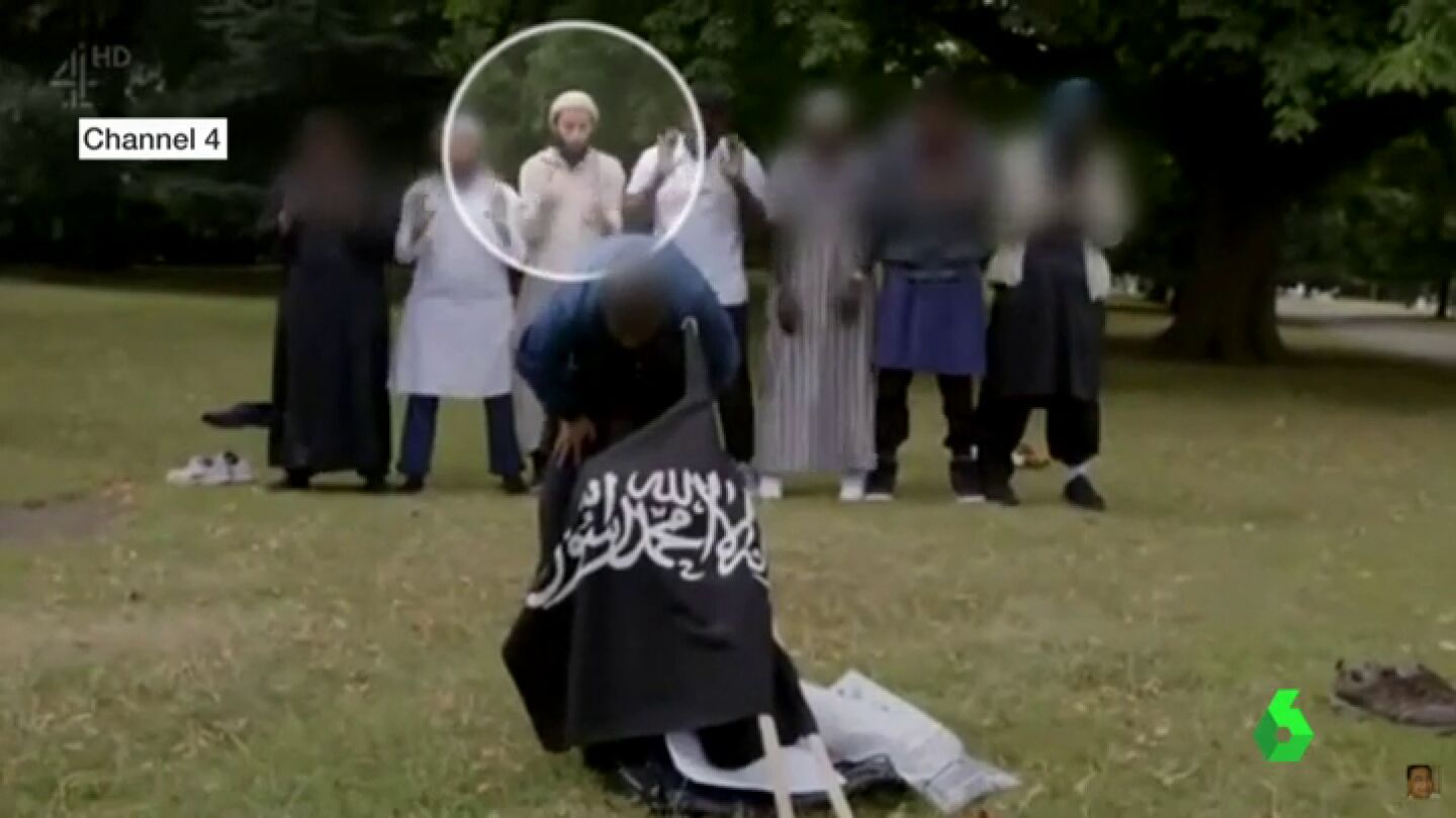 Terrorista mostrando una bandera de Daesh