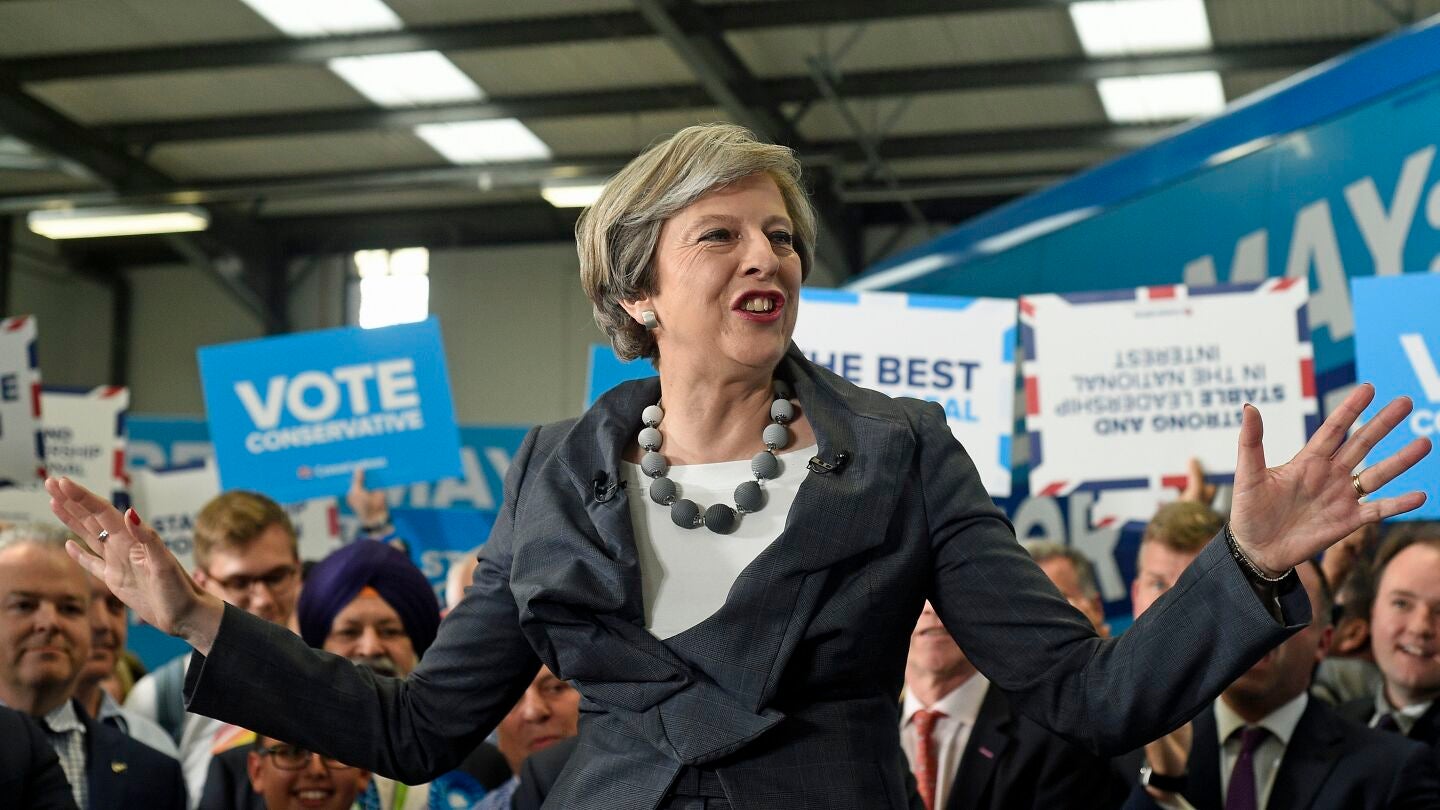 La primera ministra brit&aacute;nica, Theresa May, atiende un evento de campa&ntilde;a