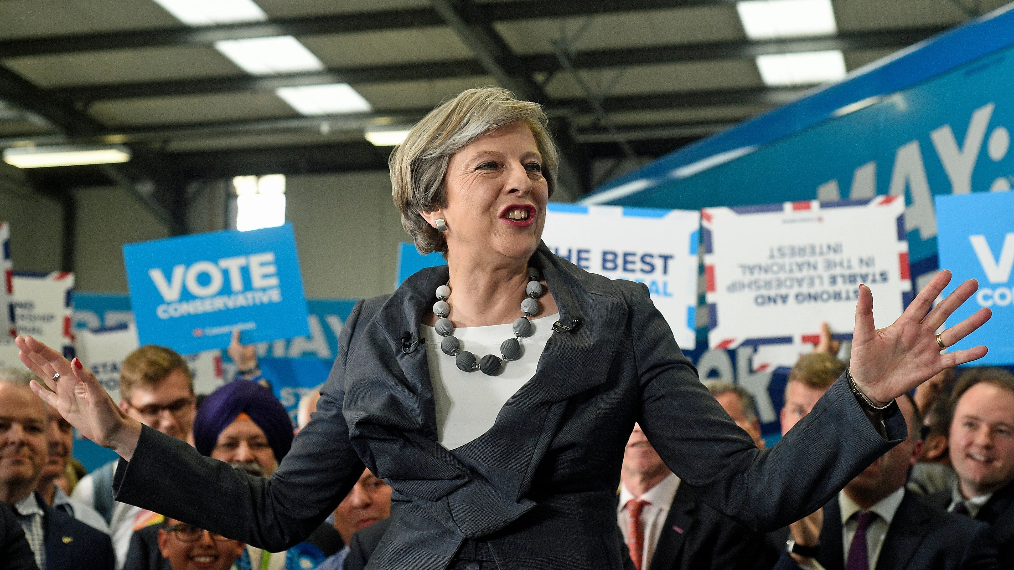 La primera ministra británica, Theresa May, atiende un evento de campaña La primera ministra británica, Theresa May, atiende un evento de campaña