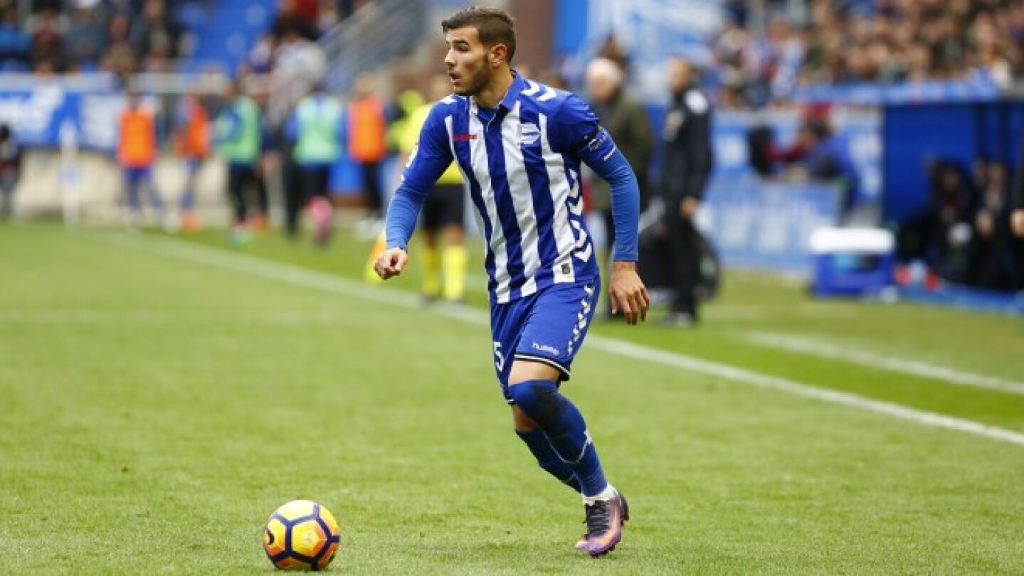 Theo Hern&aacute;ndez, durante un partido con el Alav&eacute;s