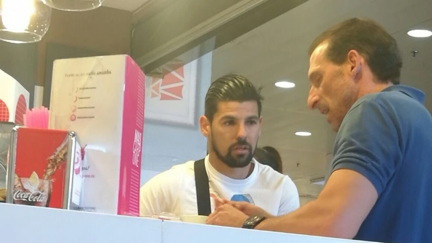 Nolito, fotografiado junto director deportivo del Sevilla Nolito, fotografiado junto director deportivo del Sevilla