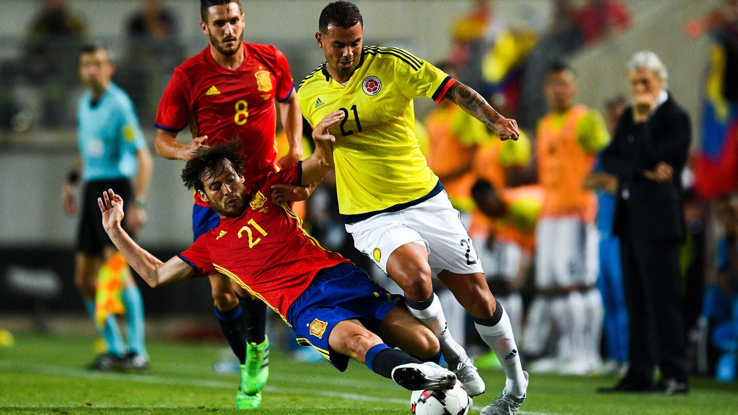 Silva intenta robar el bal&oacute;n en el partido ante Colombia