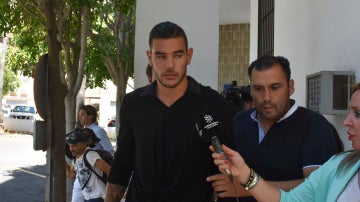 Theo Hernández a la salida de los juzgados de Marbella