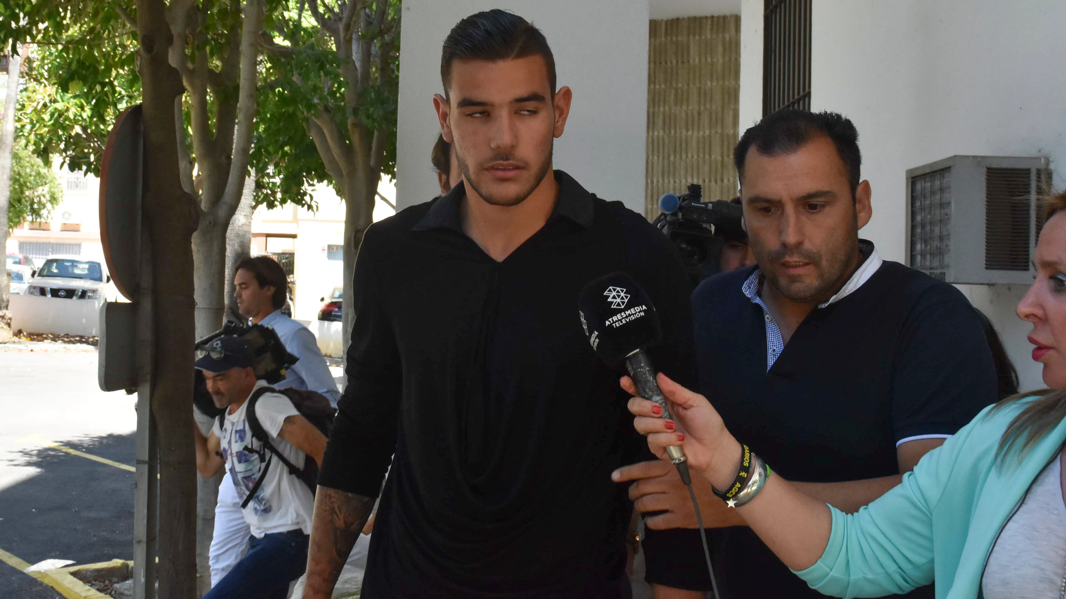 Theo Hern&aacute;ndez a la salida de los juzgados de Marbella