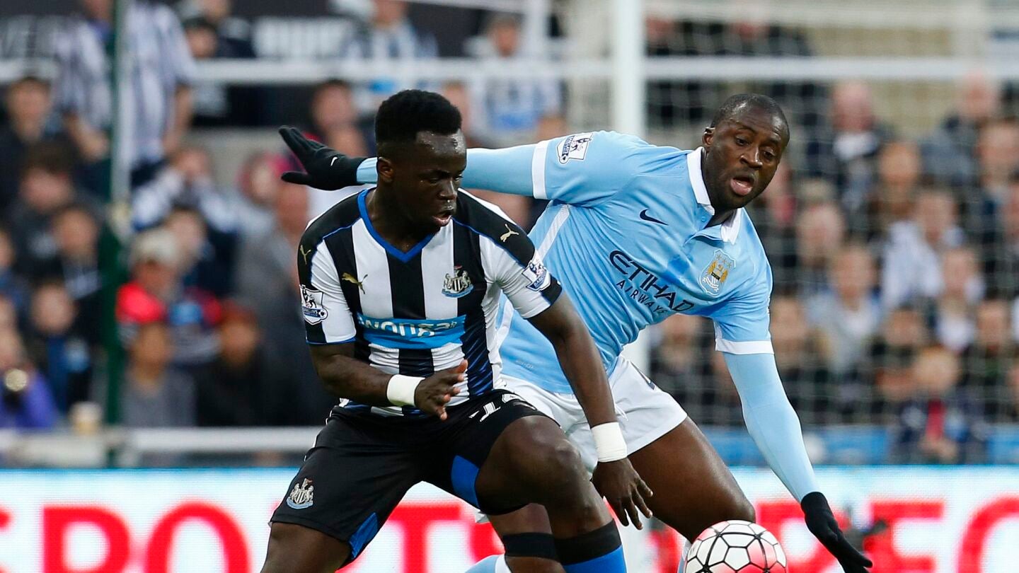 Cheick Tiot&eacute;, durante un partido con el Newcastle