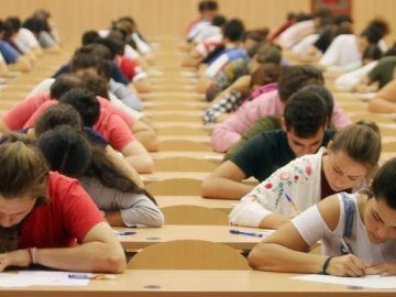 Alumnos en un examen Alumnos en un examen