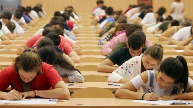 Alumnos en un examen