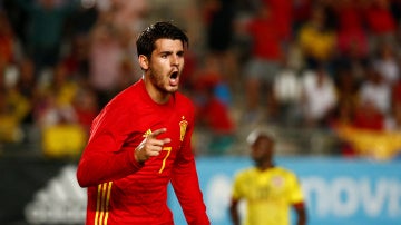 Álvaro Morata celebra un gol con la selección española