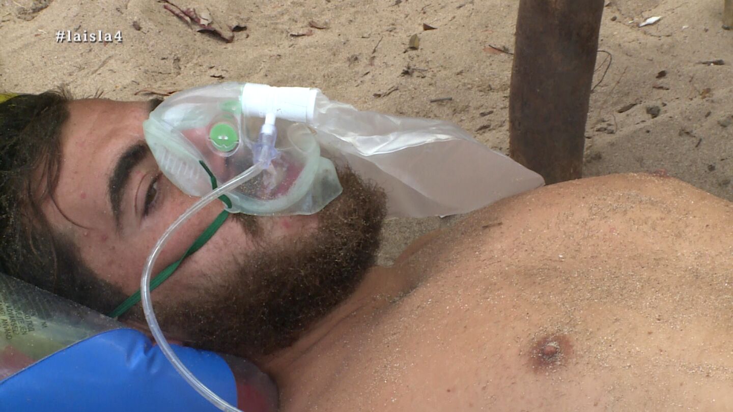 Juan es atendido por los m&eacute;dicos en La Isla