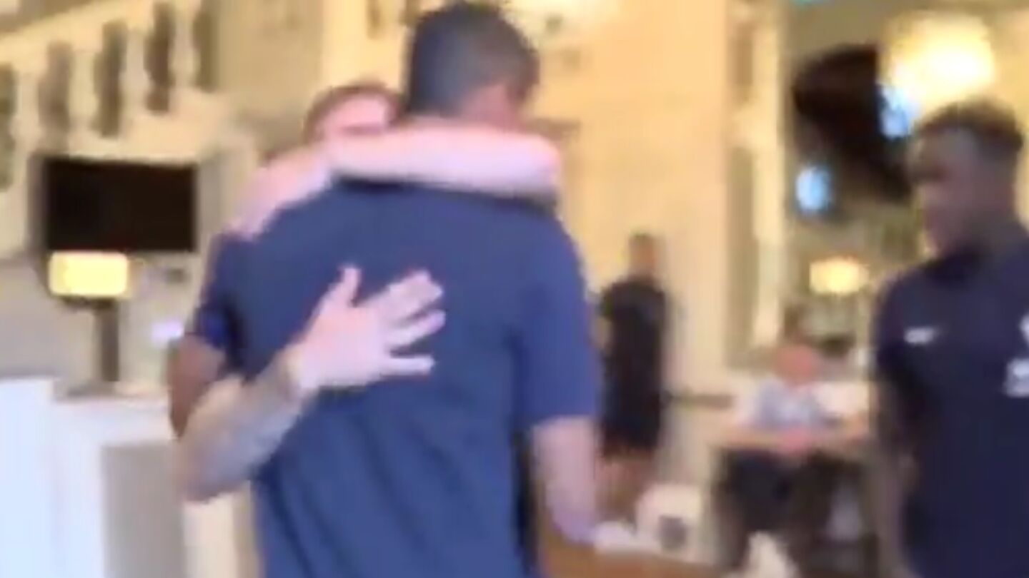 El abrazo entre Griezmann y Varane