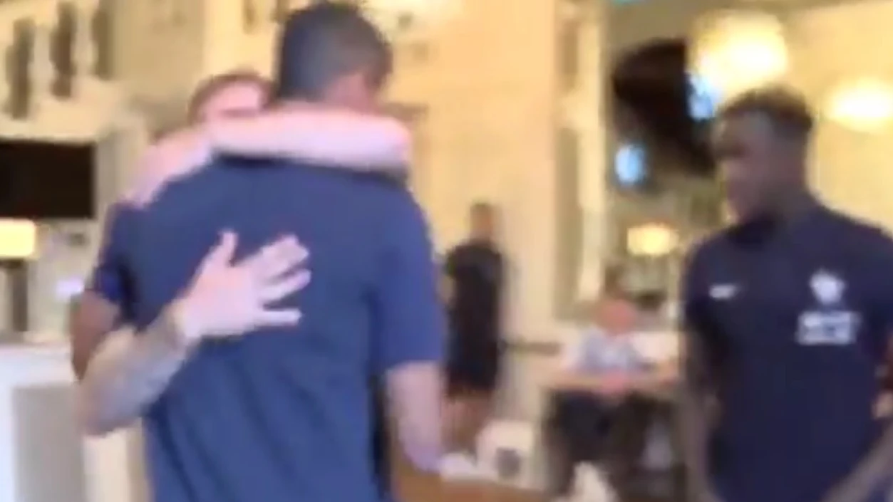 El abrazo entre Griezmann y Varane