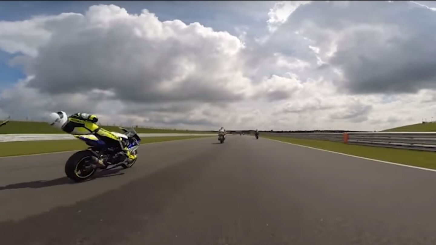 Motorista inconsciente encima de su moto