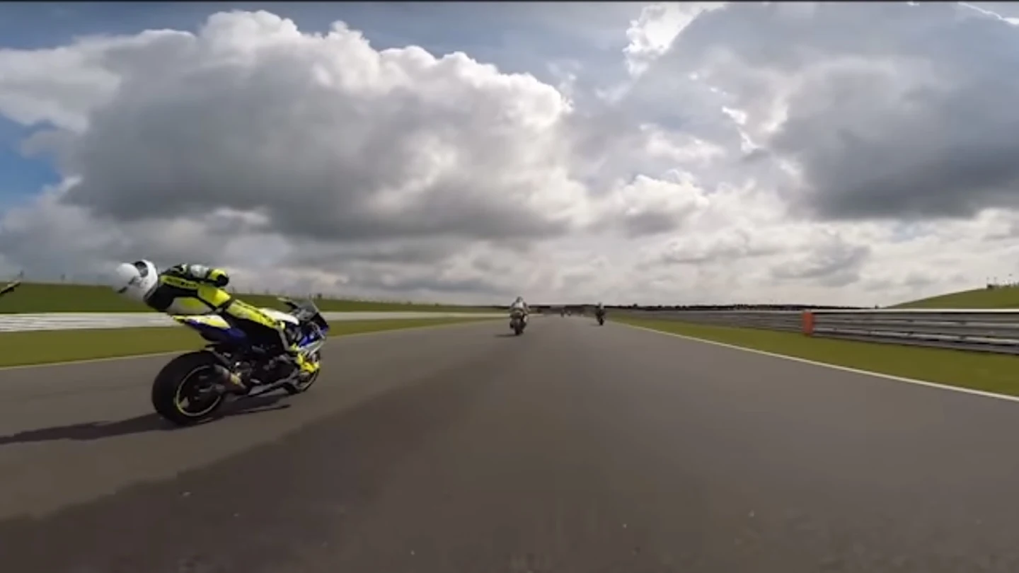 Motorista inconsciente encima de su moto Motorista inconsciente encima de su moto
