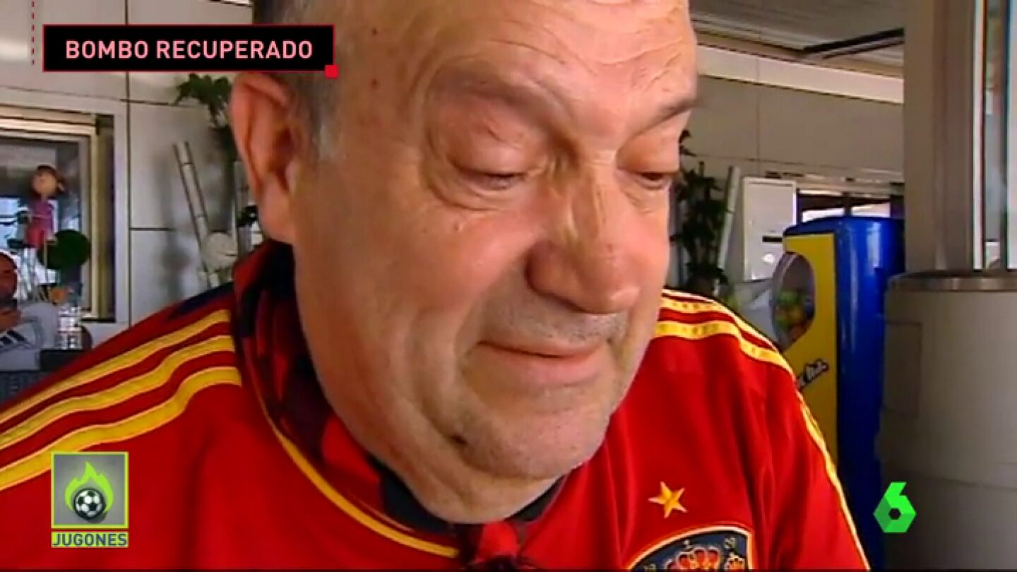 Frame 52.723526 de: La reacci&oacute;n de Manolo el del Bombo tras recuperar su bombo