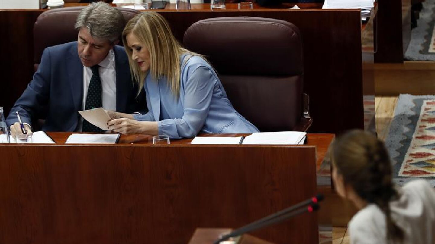 Cristina Cifuentes conversa con su portavoz y consejero de Presidencia y Justicia, &Aacute;ngel Garrido 