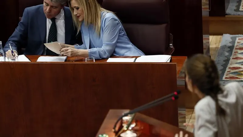 Cristina Cifuentes conversa con su portavoz y consejero de Presidencia y Justicia, Ángel Garrido 