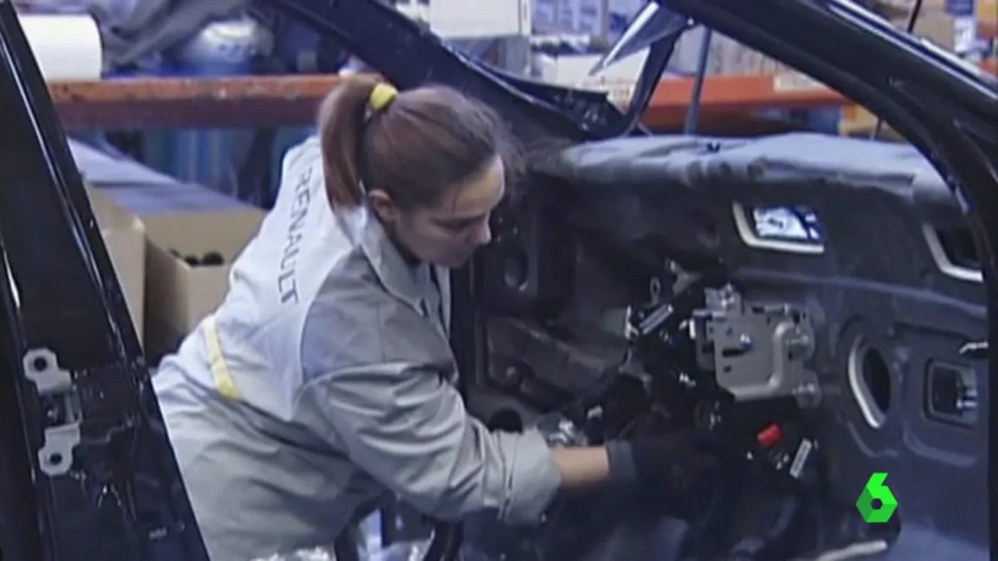 Una trabajadora en un taller de Renault Una trabajadora en un taller de Renault