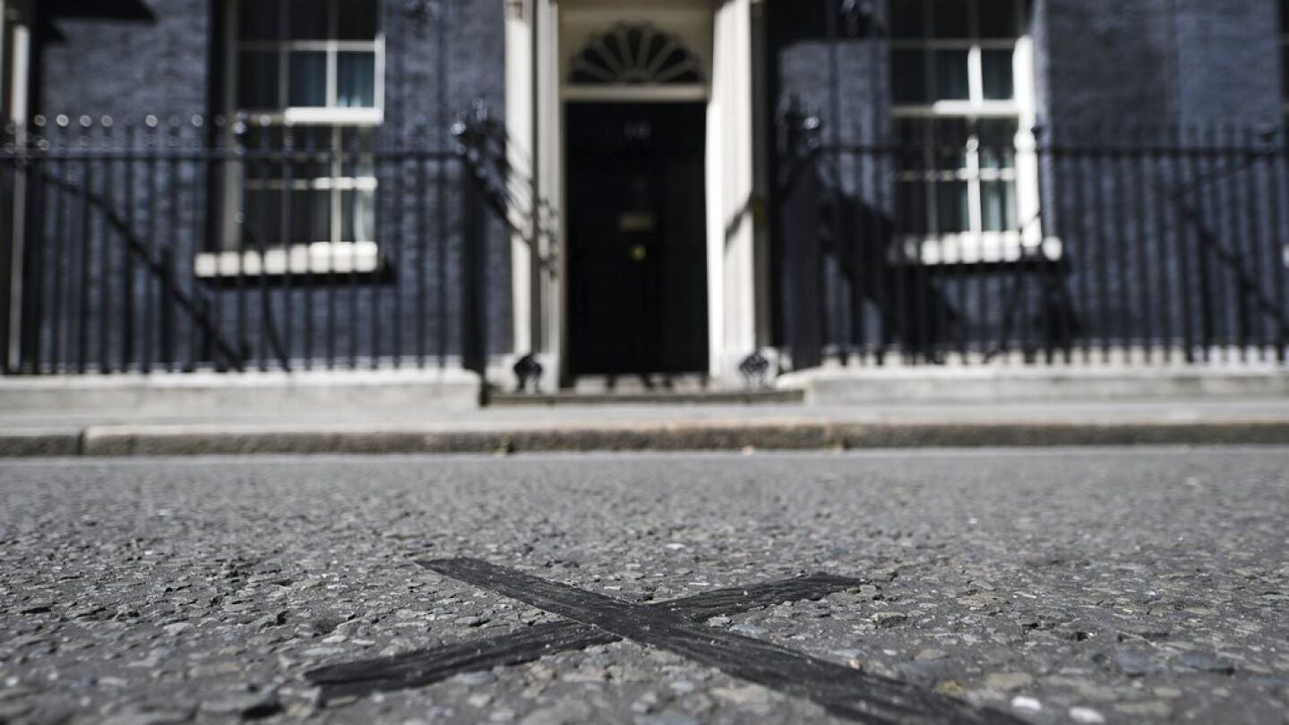 Vista de la marca junto a la puerta principal de la casa del primer ministro brit&aacute;nico en el n&uacute;mero 10 de Downing Street