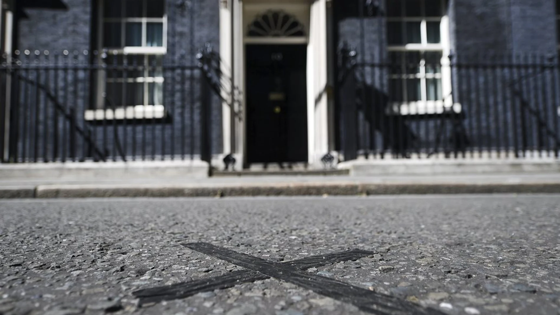 Vista de la marca junto a la puerta principal de la casa del primer ministro británico en el número 10 de Downing Street