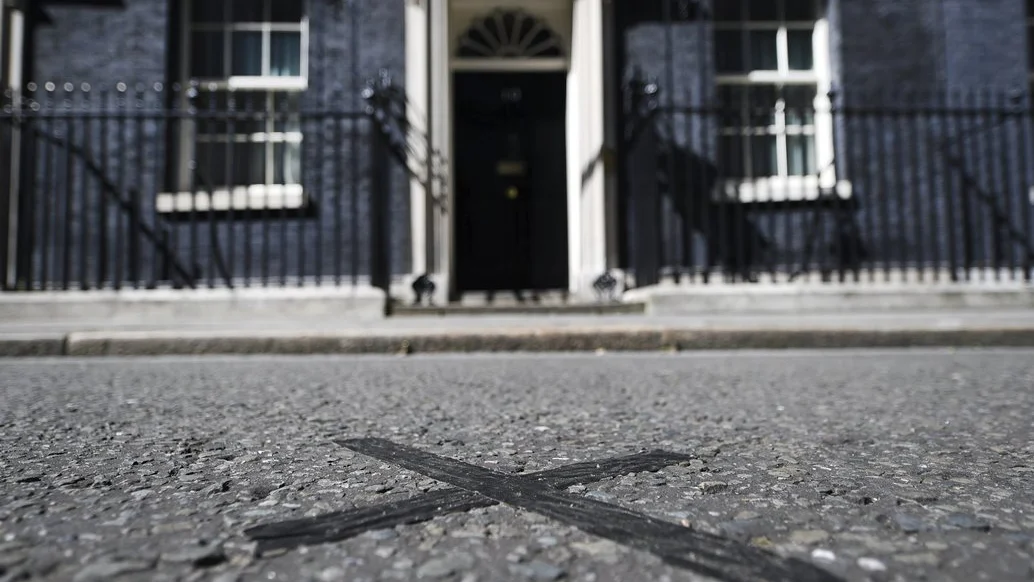 Vista de la marca junto a la puerta principal de la casa del primer ministro británico en el número 10 de Downing Street