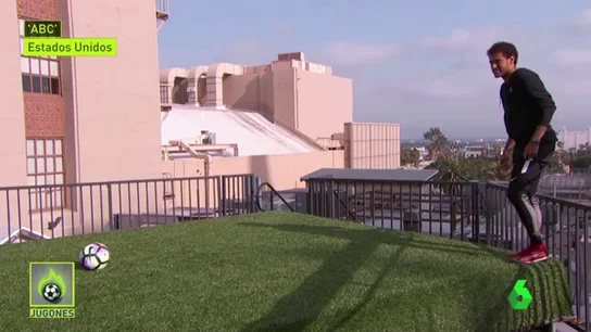 Frame 13.977416 de: El reto más difícil de Neymar: ¿conseguirá marcar desde una azotea y cruzando Hollywood Boulevard de lado a lado? Frame 13.977416 de: El reto más difícil de Neymar: ¿conseguirá marcar desde una azotea y cruzando Hollywood Boulevard de lado a lado?