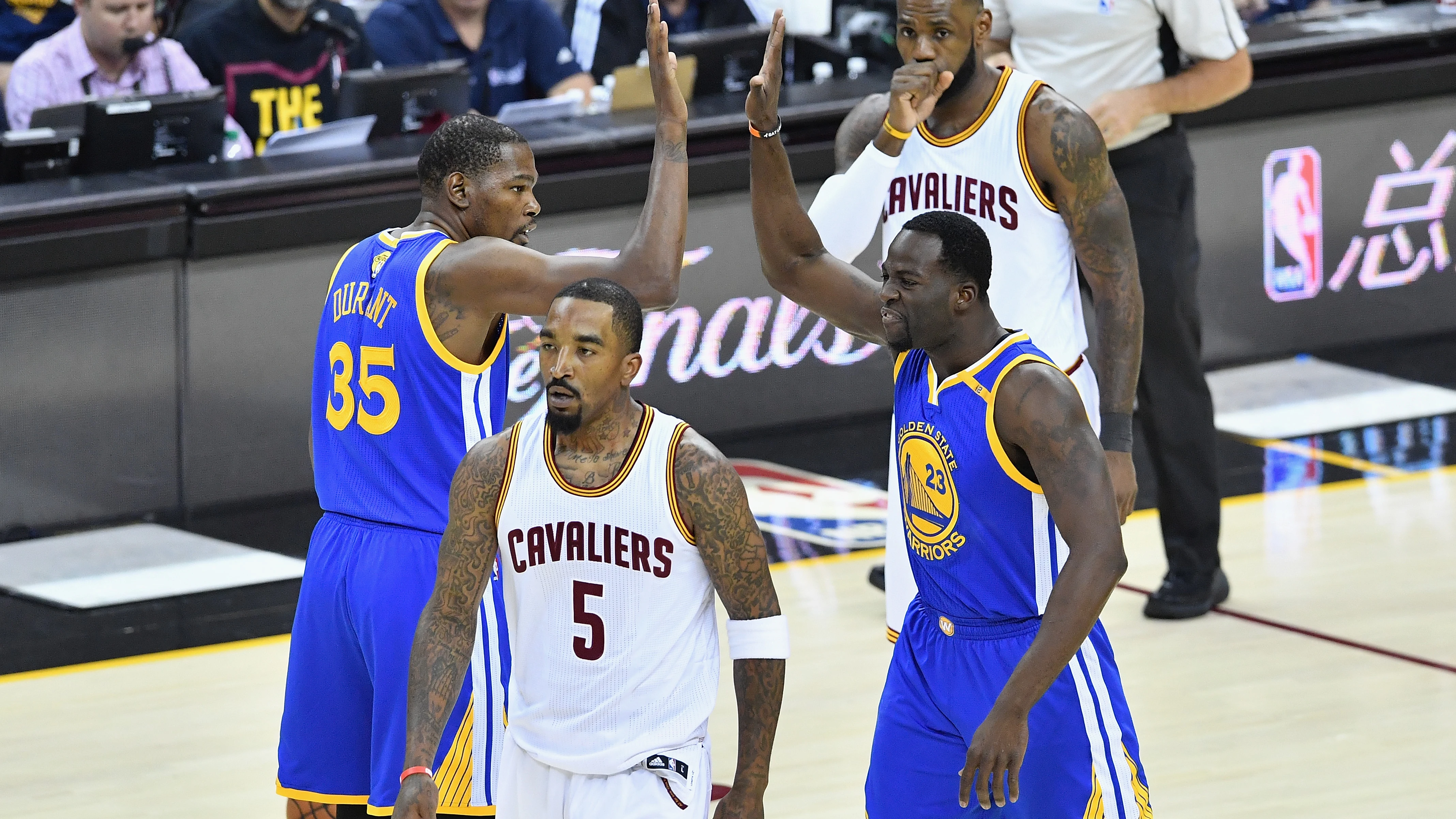 Kevin Durant y Draymond Green celebran una canasta ante LeBron James