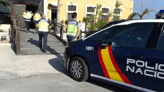 Agentes de la Policía Nacional de Elche accediendo al establecimiento en el que la víctima fue estafada. Policía Nacional