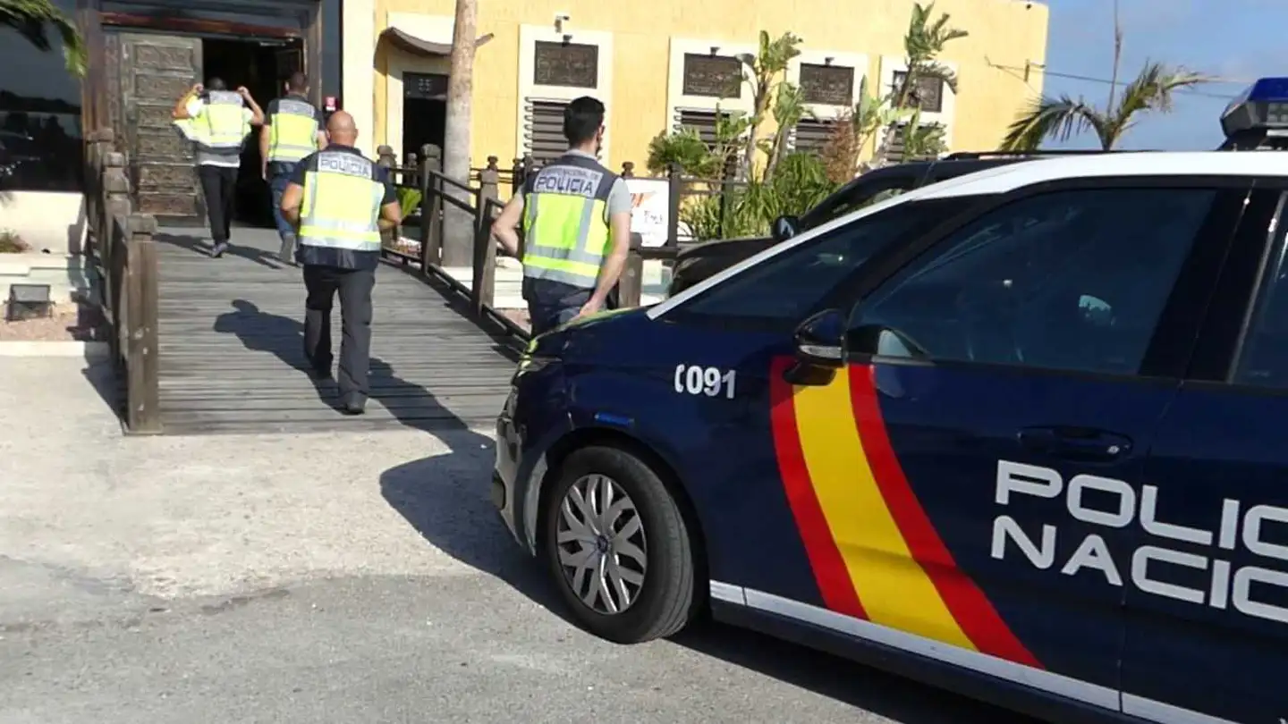 Agentes de la Policía Nacional de Elche accediendo al establecimiento en el que la víctima fue estafada. Policía Nacional