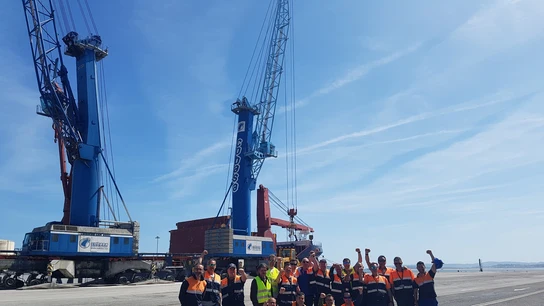 Huelga de estibadores en el Puerto de Santander Grupo de estibadores durante las horas de paro