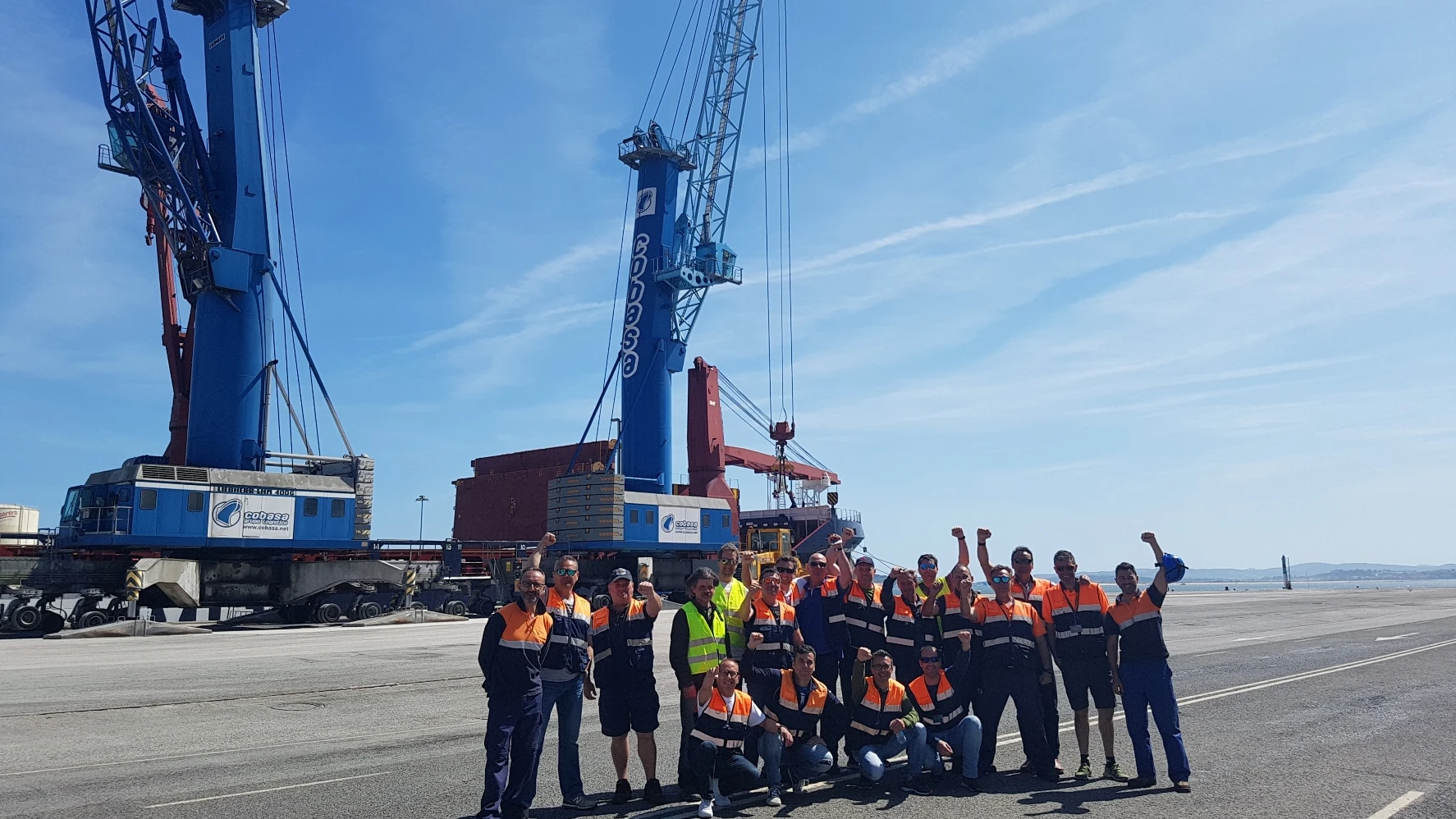 Huelga de estibadores en el Puerto de Santander Grupo de estibadores durante las horas de paro