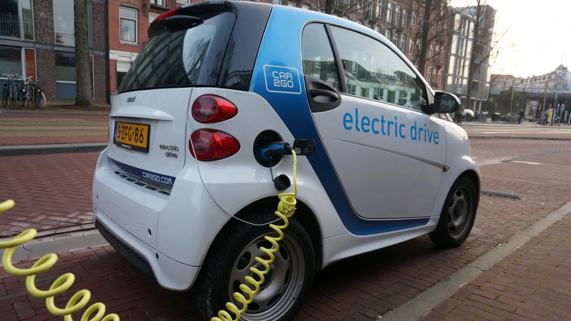 Los pros y contras de un coche eléctrico o de gasolina con los precios de luz y combustible al alza