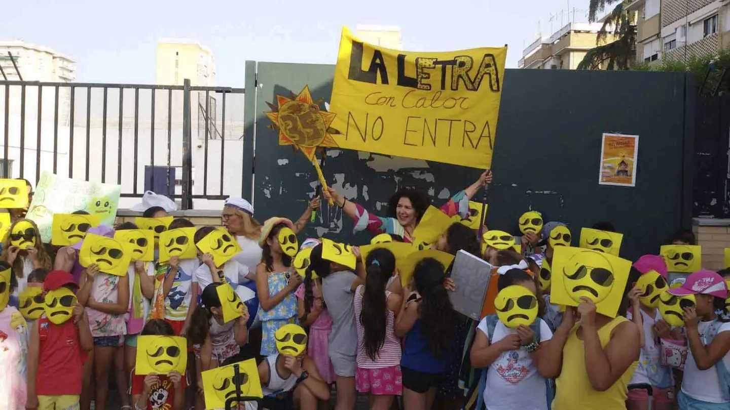 Padres y alumnos piden en Sevilla que las aulas en las que estudian se climaticen Padres y alumnos piden en Sevilla que las aulas en las que estudian se climaticen