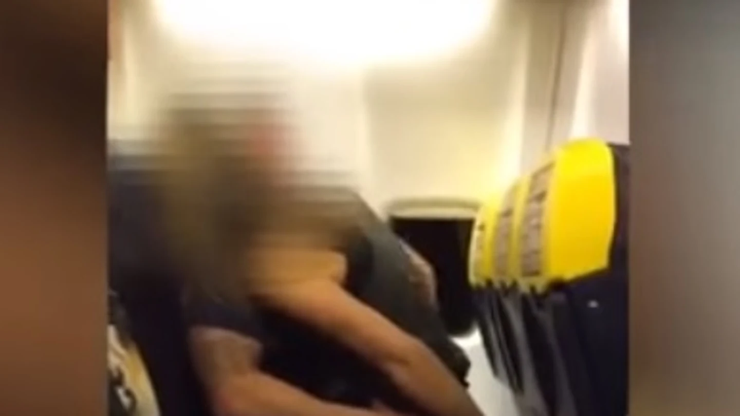 Una pareja teniendo sexo en un avión Una pareja teniendo sexo en un avión