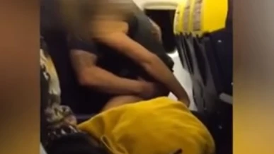 Una pareja teniendo sexo en un avión