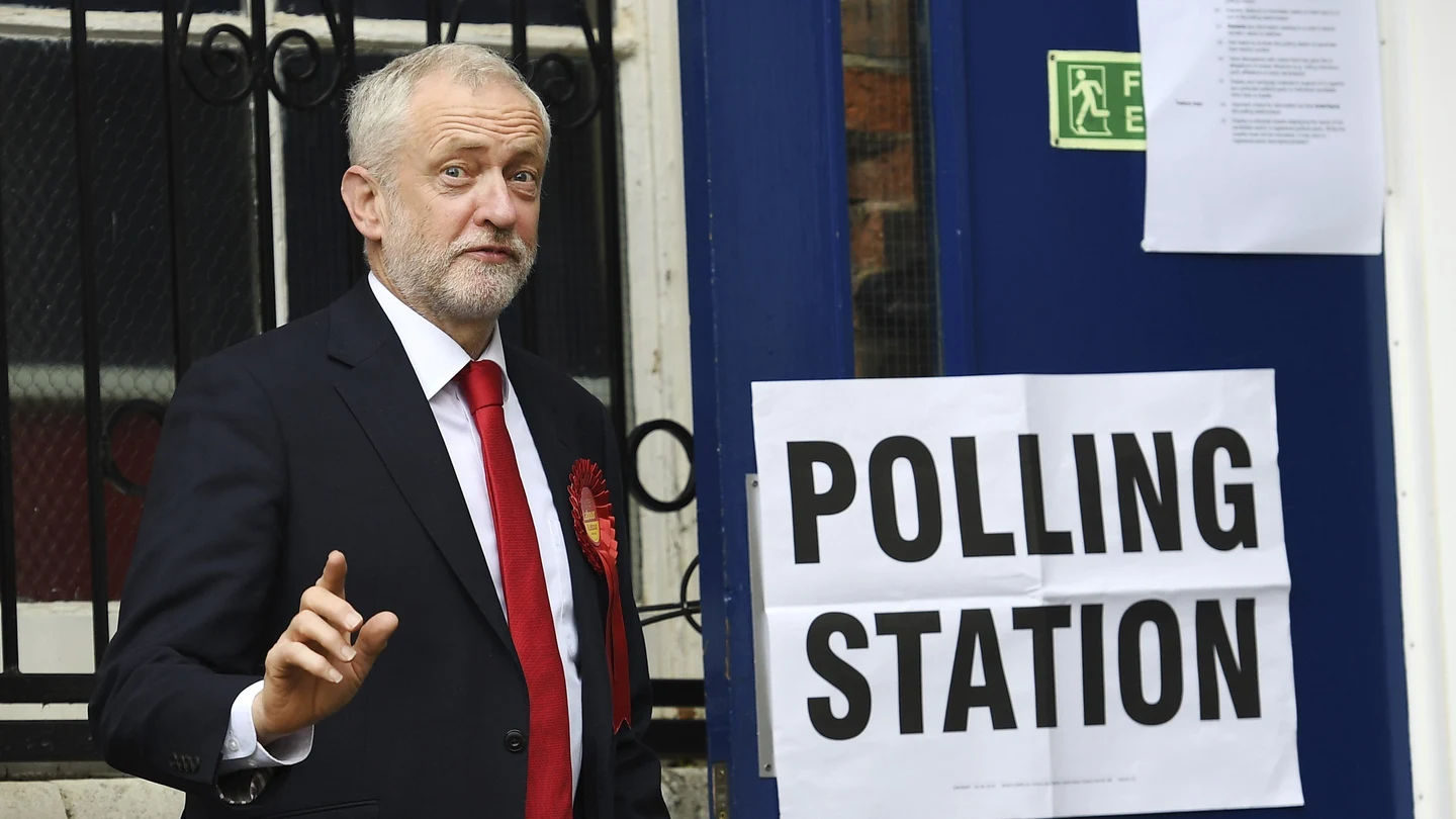 El líder laborista Jeremy Corbyn saluda antes de ejercer su derecho al voto El líder laborista Jeremy Corbyn saluda antes de ejercer su derecho al voto