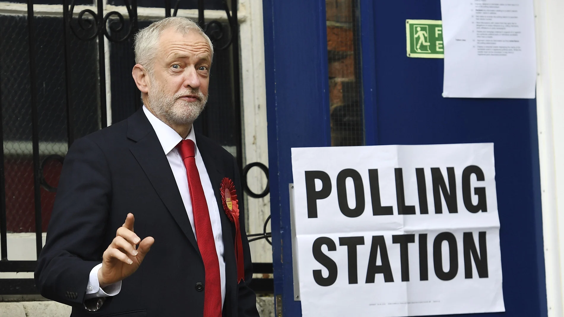 El líder laborista Jeremy Corbyn saluda antes de ejercer su derecho al voto 