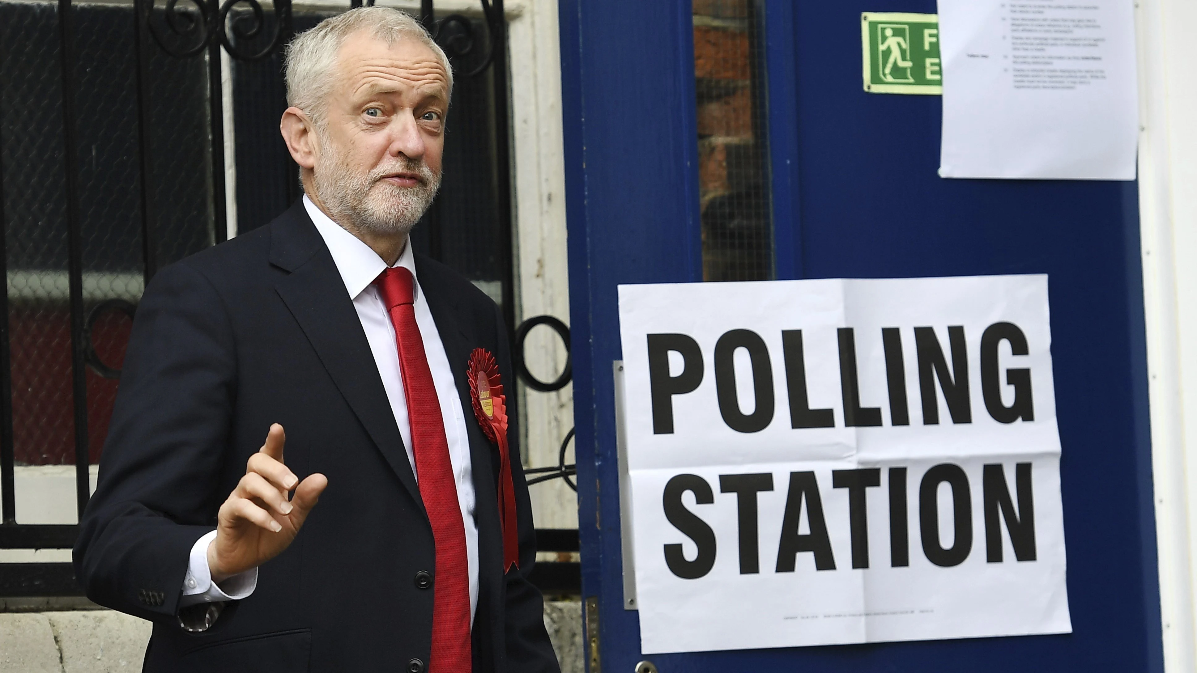 El líder laborista Jeremy Corbyn saluda antes de ejercer su derecho al voto 