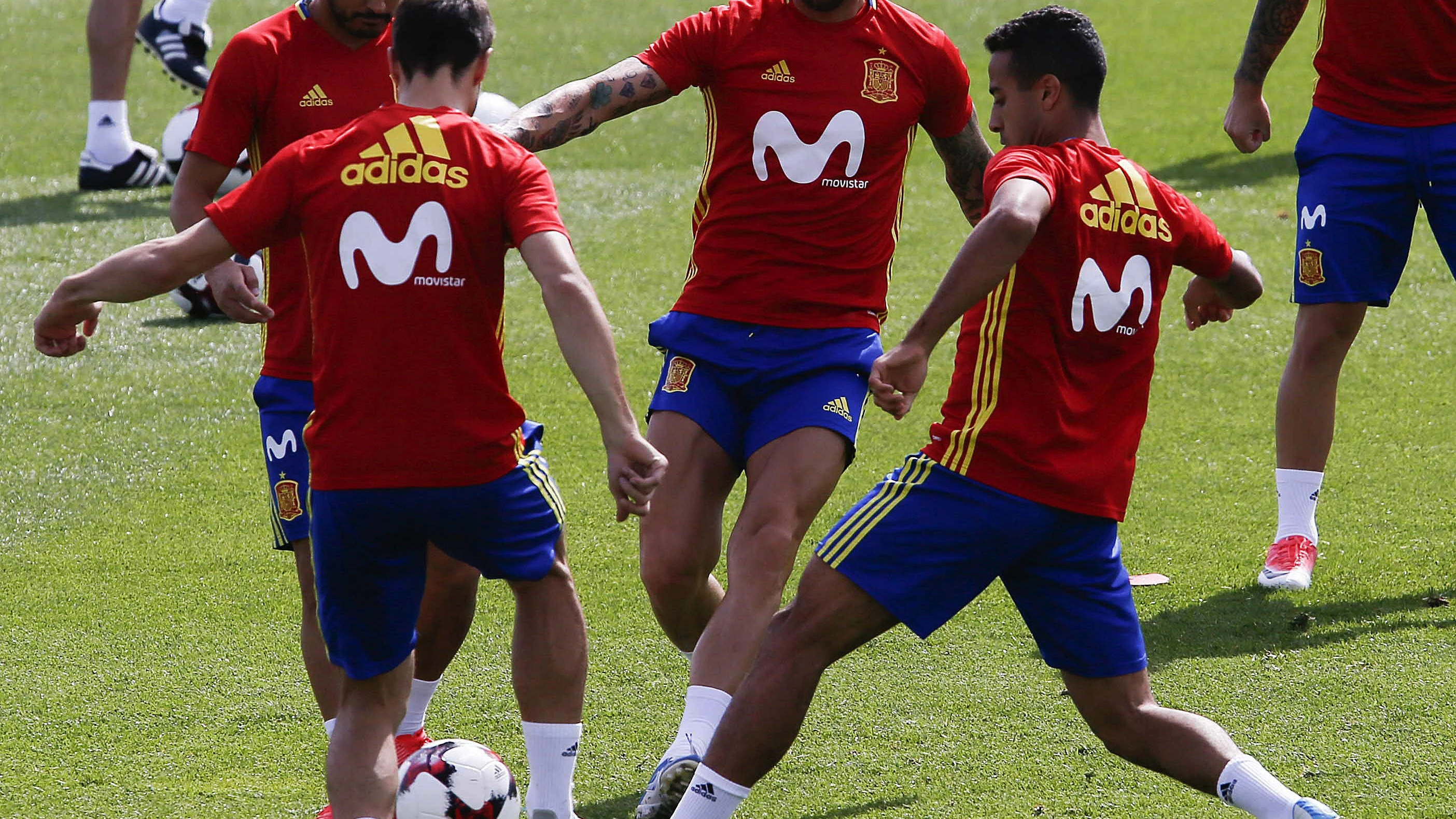 Thiago se ejercita en Las Rozas junto a sus compañeros de la selección española