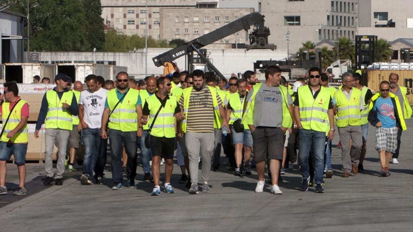 Un grupo de estibadores a su llegada al puerto de Vigo