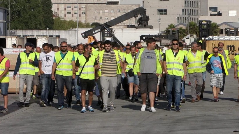 Un grupo de estibadores a su llegada al puerto de Vigo