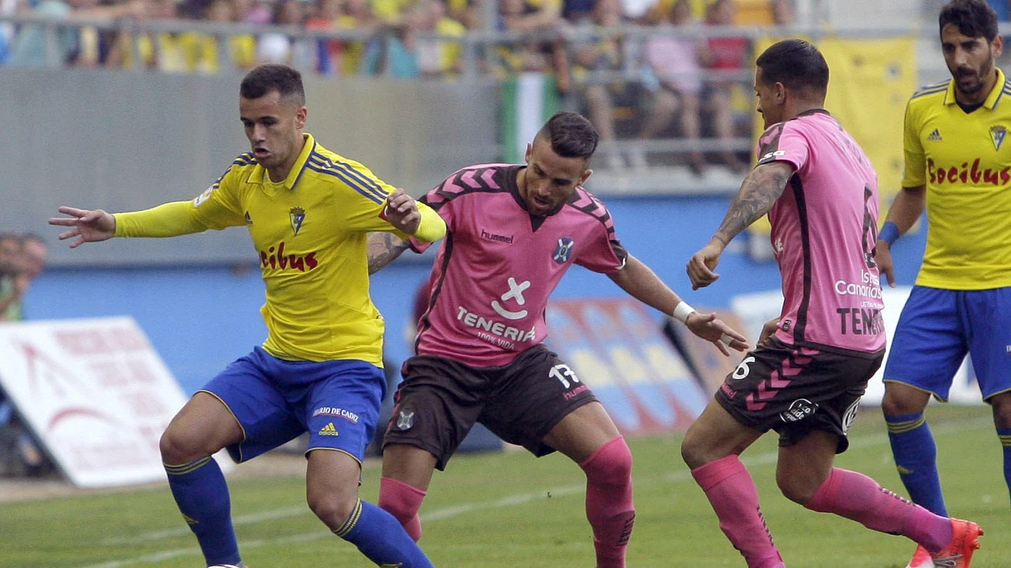Aketxe defiende un balón ante la presión de los jugadores del Tenerife Aketxe defiende un balón ante la presión de los jugadores del Tenerife