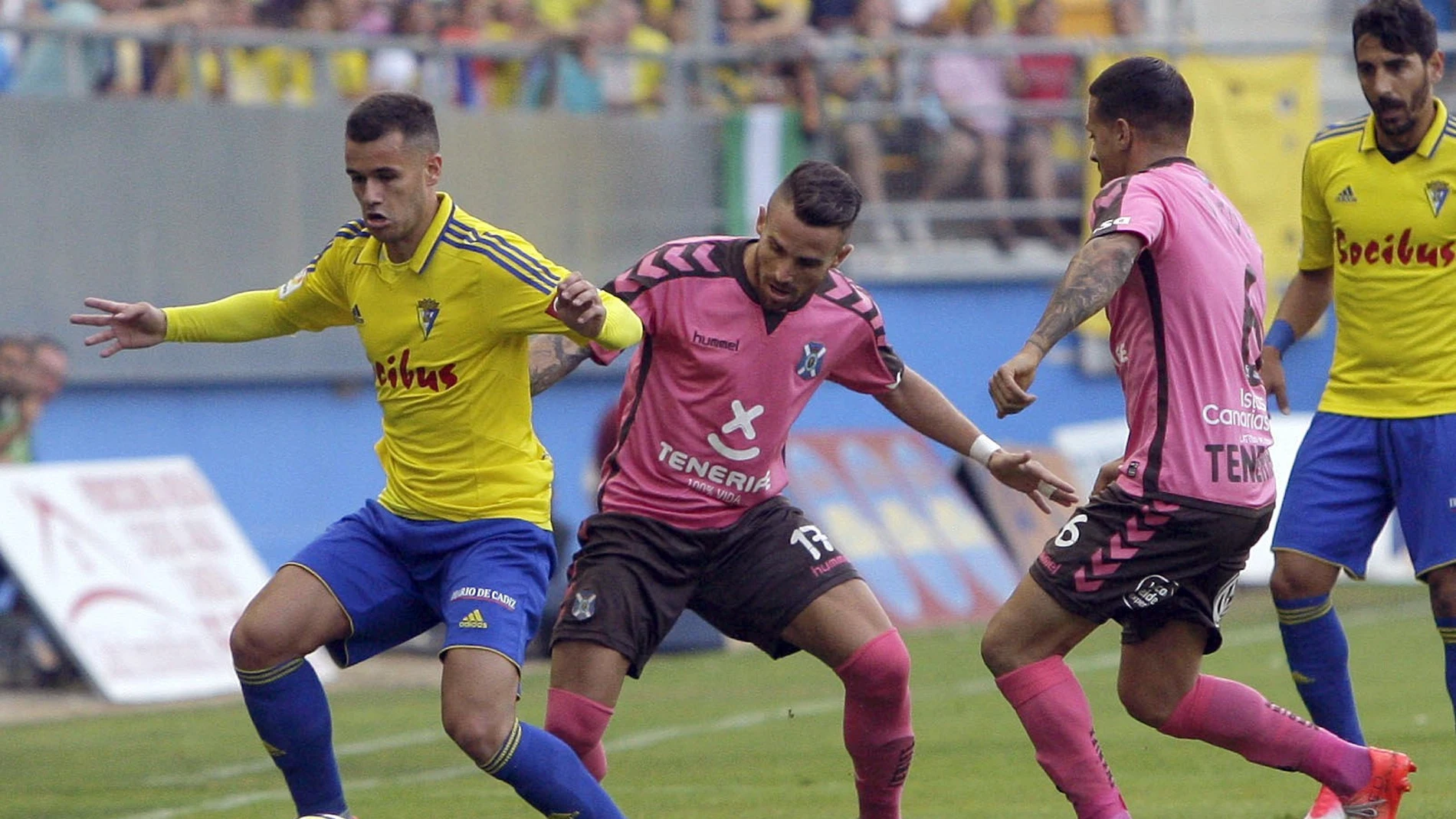 Aketxe defiende un balón ante la presión de los jugadores del Tenerife