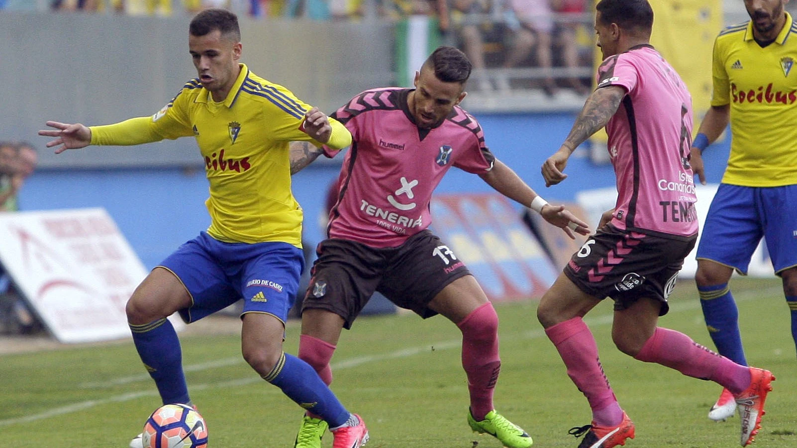 Aketxe defiende un balón ante la presión de los jugadores del Tenerife