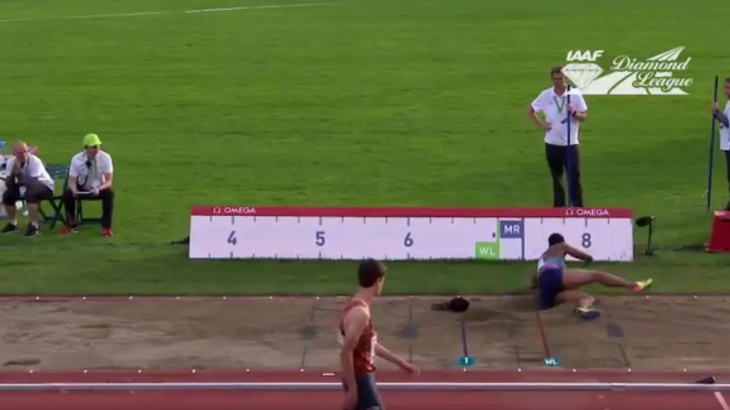 Blessing Okagbare pierde su peluca durante su salto de longitud