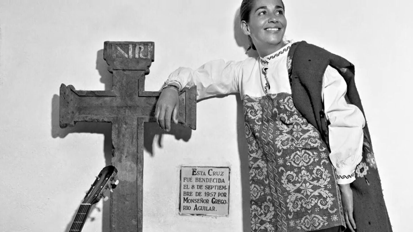 Entre el alcohol, la misoginia y la homofobia que hicieron de Chavela Vargas "m&aacute;s macha que todos los machos"