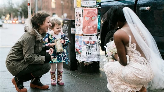 Niña confunde a novia con princesa Niña confunde a novia con princesa